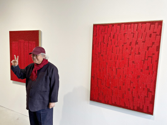 하종현 화백이 국제갤러리에서 진행 중인 개인전 기자간담회에 참석해 작품 앞에서 포즈를 취하고 있다. <사진=박은희 기자>